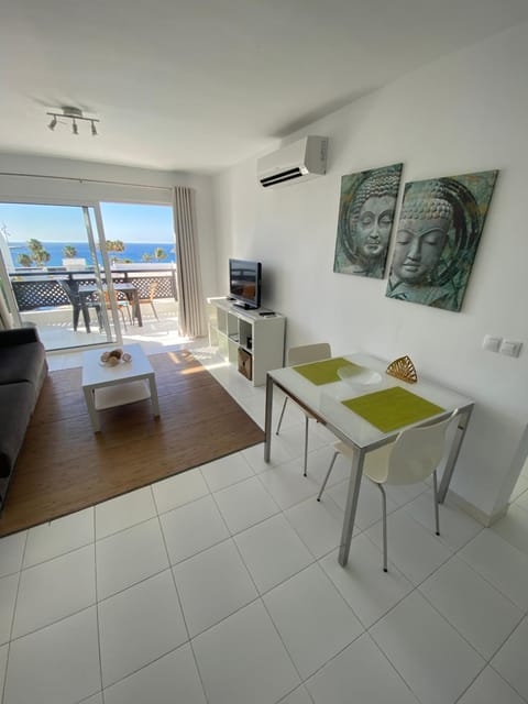 TV and multimedia, Seating area, Dining area