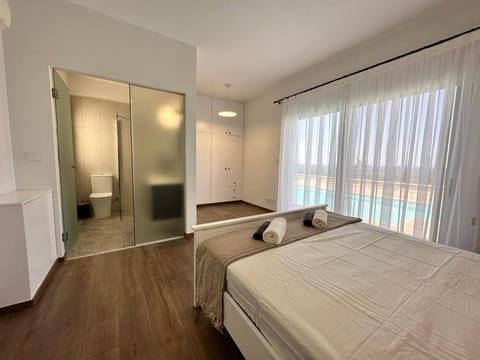 New Heaven in Sea Caves Villa in Peyia