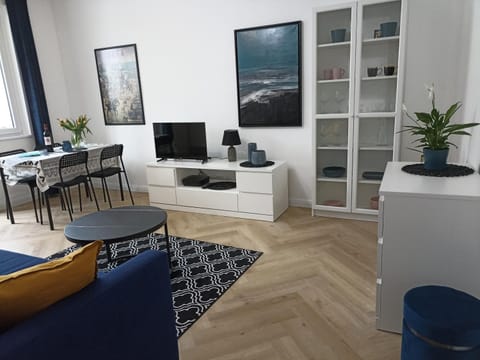 TV and multimedia, Living room, Evening entertainment