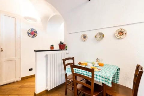 Kitchen or kitchenette, Living room, Food and drinks, Seating area, Food