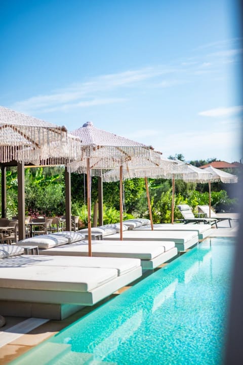 Day, Natural landscape, Summer, Pool view, Swimming pool, sunbed