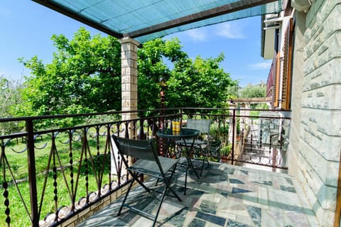 Property building, Garden, Balcony/Terrace