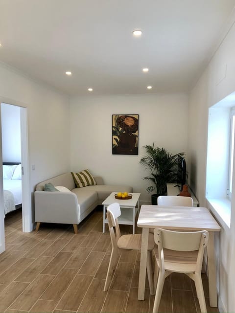 Bed, TV and multimedia, Living room, Photo of the whole room, Seating area, Dining area, Bedroom