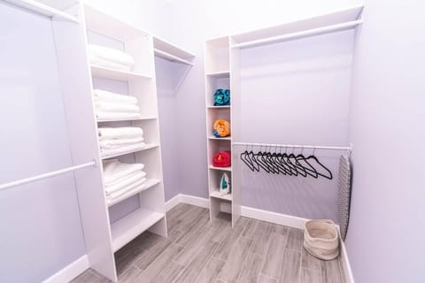 2023 Built! FineArt, Putt-Putt, Hammock, Backyard, Pet and Kid friendly House in Jupiter