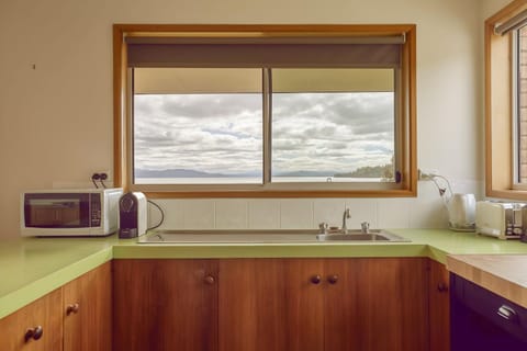 Kitchen or kitchenette, minibar