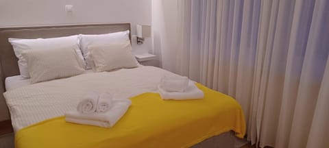 Bed, Bedroom, towels