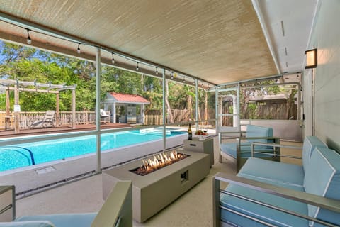 Spacious & Amazing Home w Big Pool and Patio House in Brandon