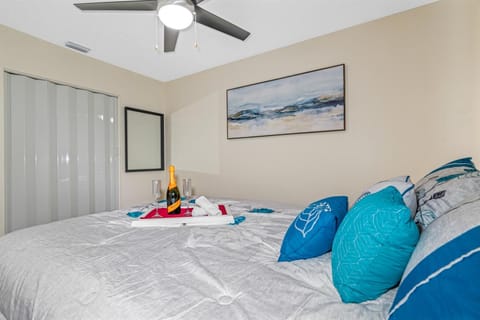 Spacious & Amazing Home w Big Pool and Patio House in Brandon