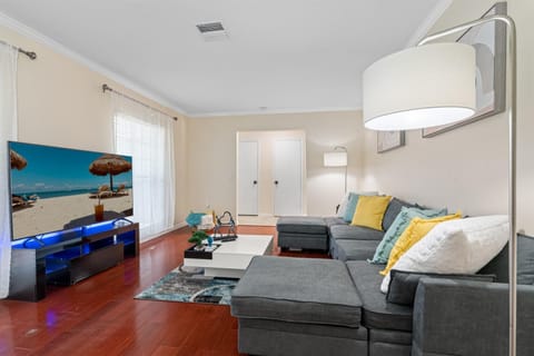 Spacious & Amazing Home w Big Pool and Patio House in Brandon