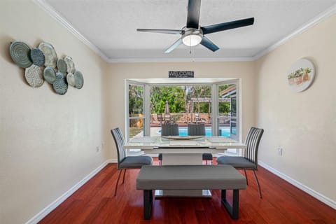 Spacious & Amazing Home w Big Pool and Patio House in Brandon