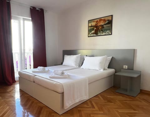 Bed, Bedroom, towels