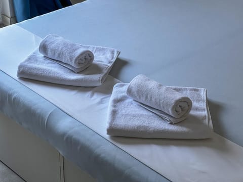 Bed, Bedroom, towels