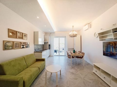 TV and multimedia, Living room, Dining area, Lunch, hair dresser