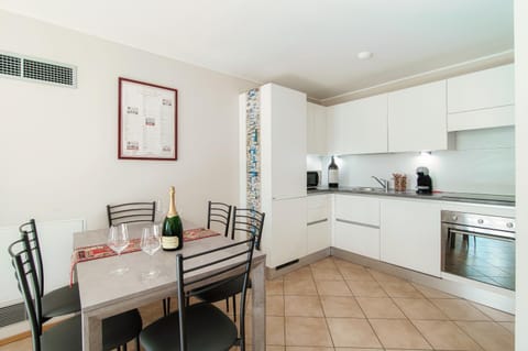 Coffee/tea facilities, Kitchen or kitchenette, Dining area, dishwasher, pet friendly, stove