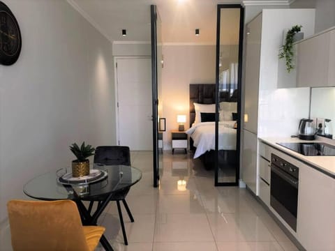Bed, Kitchen or kitchenette, Living room, Seating area, Dining area, Bedroom