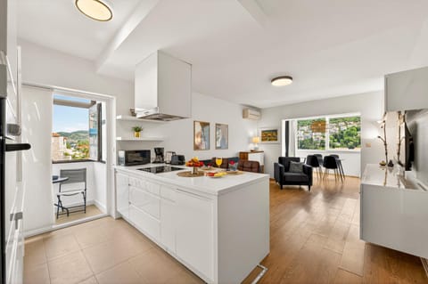 Kitchen or kitchenette, Food and drinks, dishwasher, oven, toaster