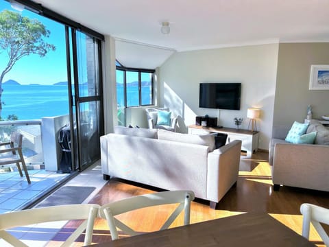 Natural landscape, Bird's eye view, BBQ facilities, TV and multimedia, Balcony/Terrace, Living room, Seating area, Dining area, Sea view, air conditioner