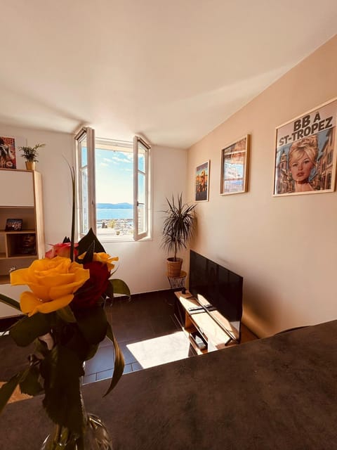 Natural landscape, Living room, Seating area, Sea view