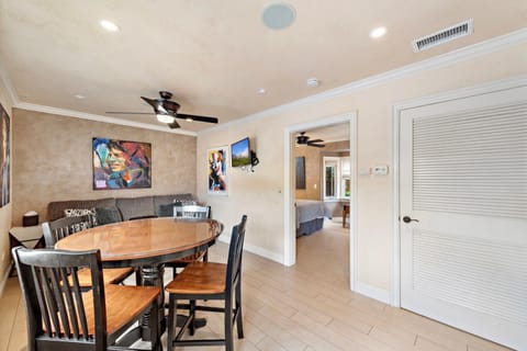 Living room, Seating area, Dining area, fireplace