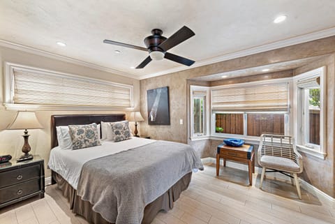 Bed, Photo of the whole room, Seating area, Bedroom, fireplace