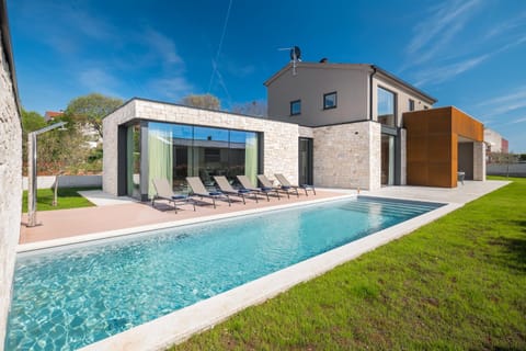 Property building, Day, Garden, Pool view, Swimming pool, sunbed