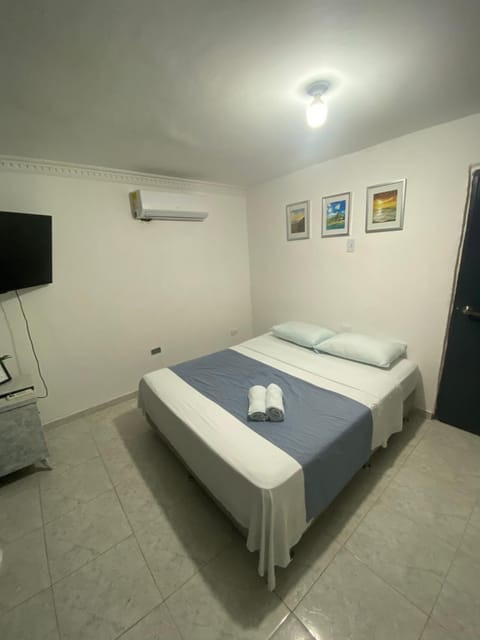 Bed, TV and multimedia, Photo of the whole room, Bedroom, air conditioner