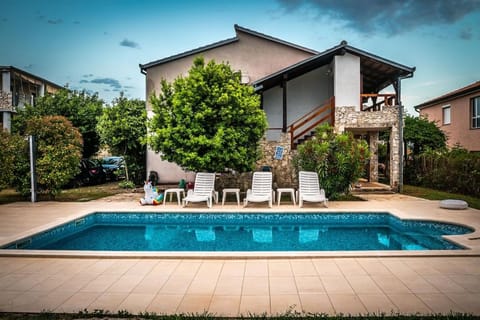 VILLA BIJOUX, Private pool, 500m to the sea and two apartments for two families House in Fažana