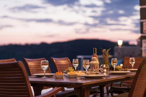 Natural landscape, Food and drinks, Dining area, Mountain view, Drinks, Alcoholic drinks, Sunset