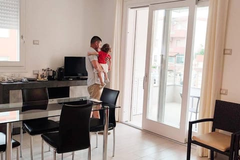 Communal lounge/ TV room, TV and multimedia, Living room, Seating area, Dining area
