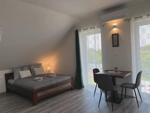 Bed, Seating area