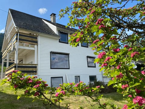 Property building, Patio, Spring, Day, Garden, Garden view, Area and facilities