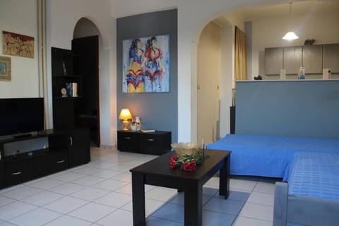 Bed, Photo of the whole room, Seating area, Bedroom