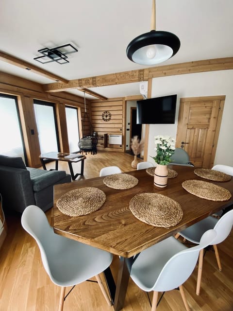 Communal lounge/ TV room, TV and multimedia, Living room, Seating area, Dining area, Evening entertainment