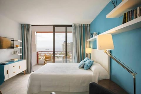 Bed, Living room, Photo of the whole room, Bedroom, Sea view, hair dresser