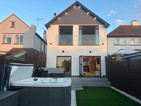 Property building, Patio, Day, BBQ facilities, Garden, Garden, Hot Tub, Seating area, sunbed