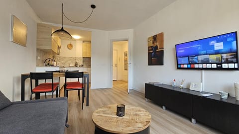 TV and multimedia, Kitchen or kitchenette, Dining area