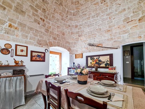 Kitchen or kitchenette, Seating area