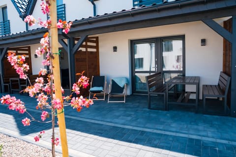 Balcony/Terrace, sunbed