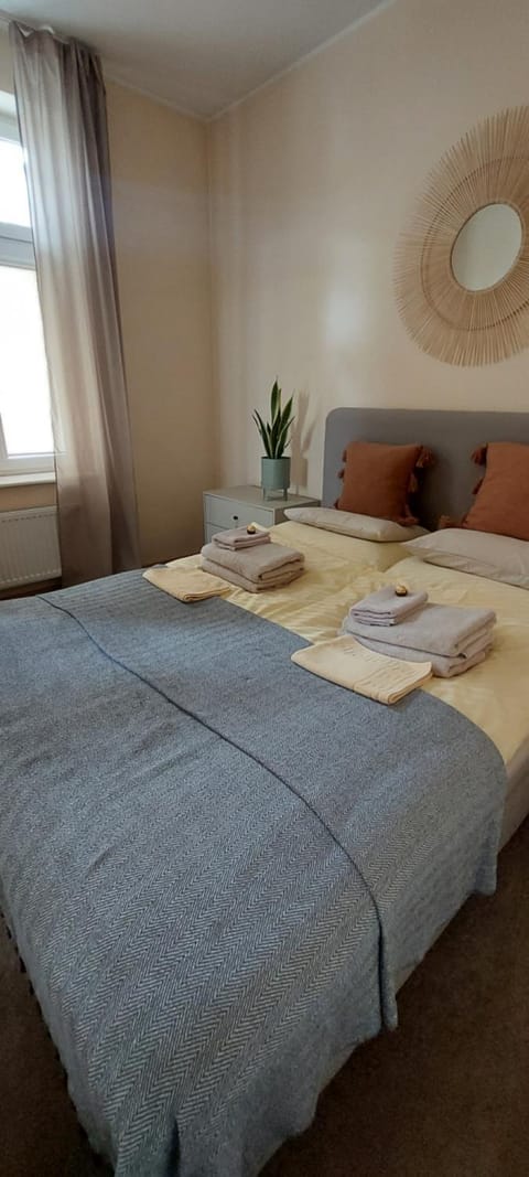 Bed, Bedroom, towels