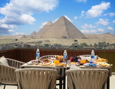 Patio, Nearby landmark, Day, Natural landscape, Food and drinks, Dining area, Food, Mountain view, Breakfast, Continental breakfast, Lunch, Dinner, Drinks