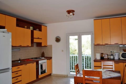 Coffee/tea facilities, Kitchen or kitchenette, Dining area, dishwasher, oven