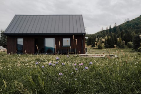 Property building, Spring, Day, Natural landscape, Garden, Garden view, Mountain view