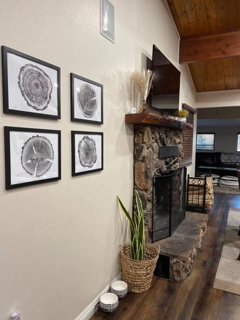 Modern hilltop cabin, 3 miles from Snow Valley Cabin in Arrowbear Lake