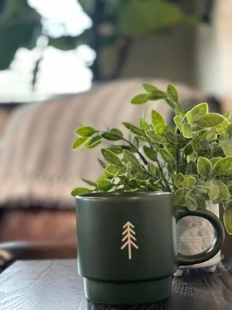 Modern hilltop cabin, 3 miles from Snow Valley Cabin in Arrowbear Lake