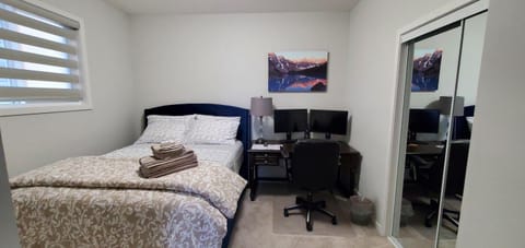 Bed, Photo of the whole room, Seating area, Bedroom, hair dresser