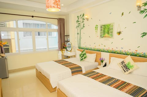 Bed, TV and multimedia, Living room, Photo of the whole room, Decorative detail, Seating area, Bedroom, hair dresser, heating, oven, elevator