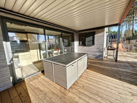 Chalet cosy avec terrasse, 6 couchages, piscine chauffée, proche plage et commerces - FR-1-361-477 Chalet in Saint-Pair-sur-Mer