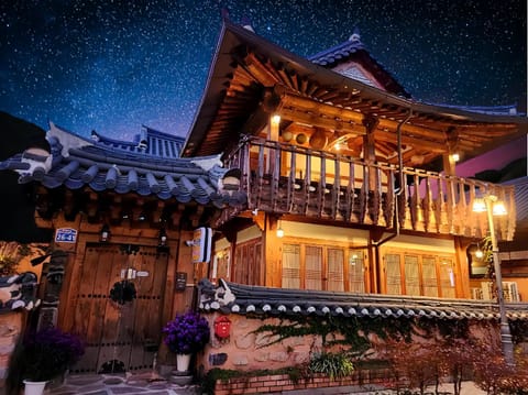 Property building, Night, View (from property/room), Balcony/Terrace