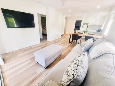 TV and multimedia, Seating area, Dining area