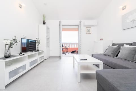 Communal lounge/ TV room, TV and multimedia, Living room, Seating area, Evening entertainment
